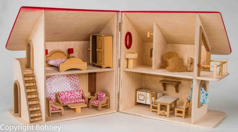 Grande casa de bonecas de madeira com móveis.